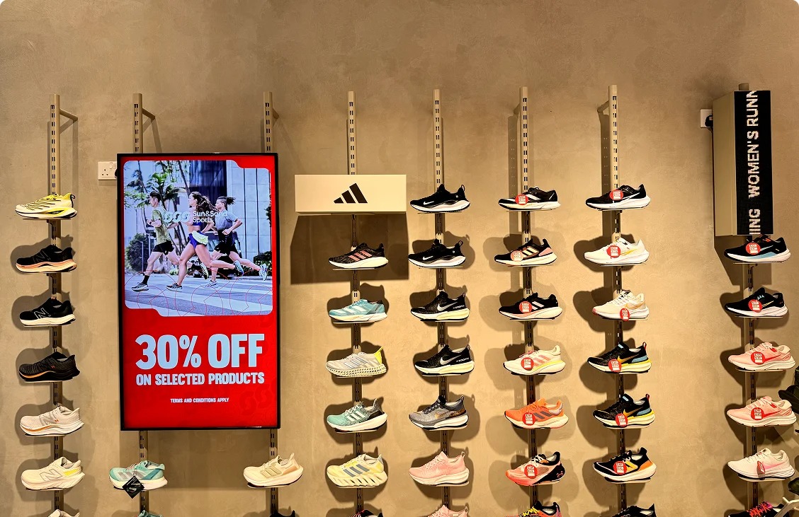 Bright screens, smarter signs with cloud driven software Bright screens, smarter signs with cloud driven software